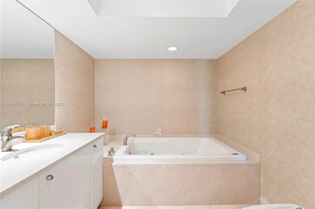 $5,900 | 16500 Collins Avenue, Unit 653, Sunny Isles Beach, FL 33160