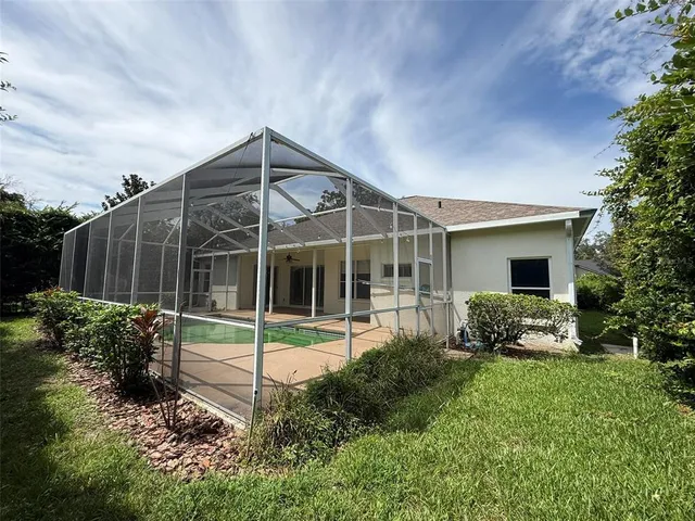 a view of a house with backyard and garden