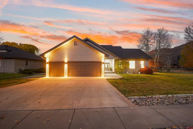 a view of a house with a yard