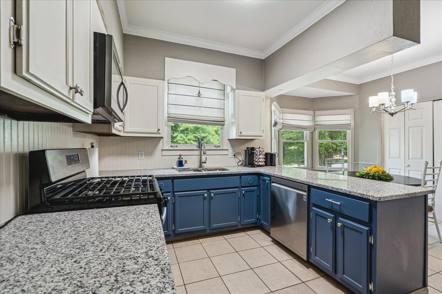 29 Claire Cove Ripley, TN 38063 - Photo 12 of 37 Gas Cooking,Granite Countertops,Breakfast Bar.