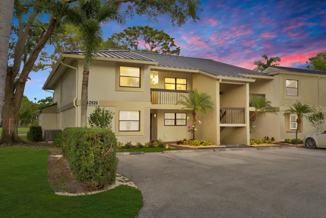 $369,900 | 12926 Briarlake Drive, Unit 201, Palm Beach Gardens, FL 33418