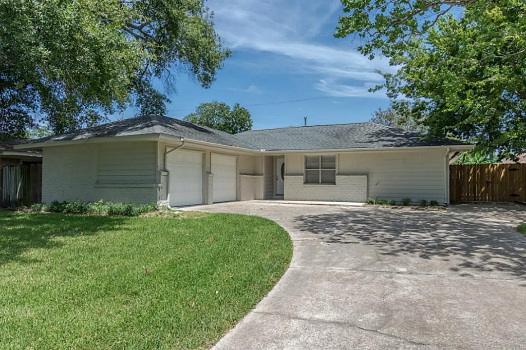 6514 Reamer Street Houston, TX 77074 - Photo 2 of 19 front view of a house with a yard