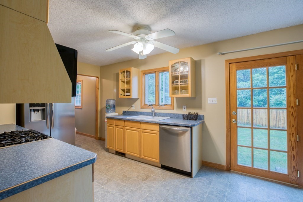 22 Chipmunk Road Springfield, MA 01108 - Photo 7 of 31 Gallery Image 7