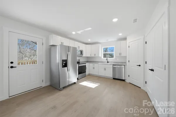 $1,695 | 403 15th Avenue Southwest, Unit A, Hickory, NC 28602