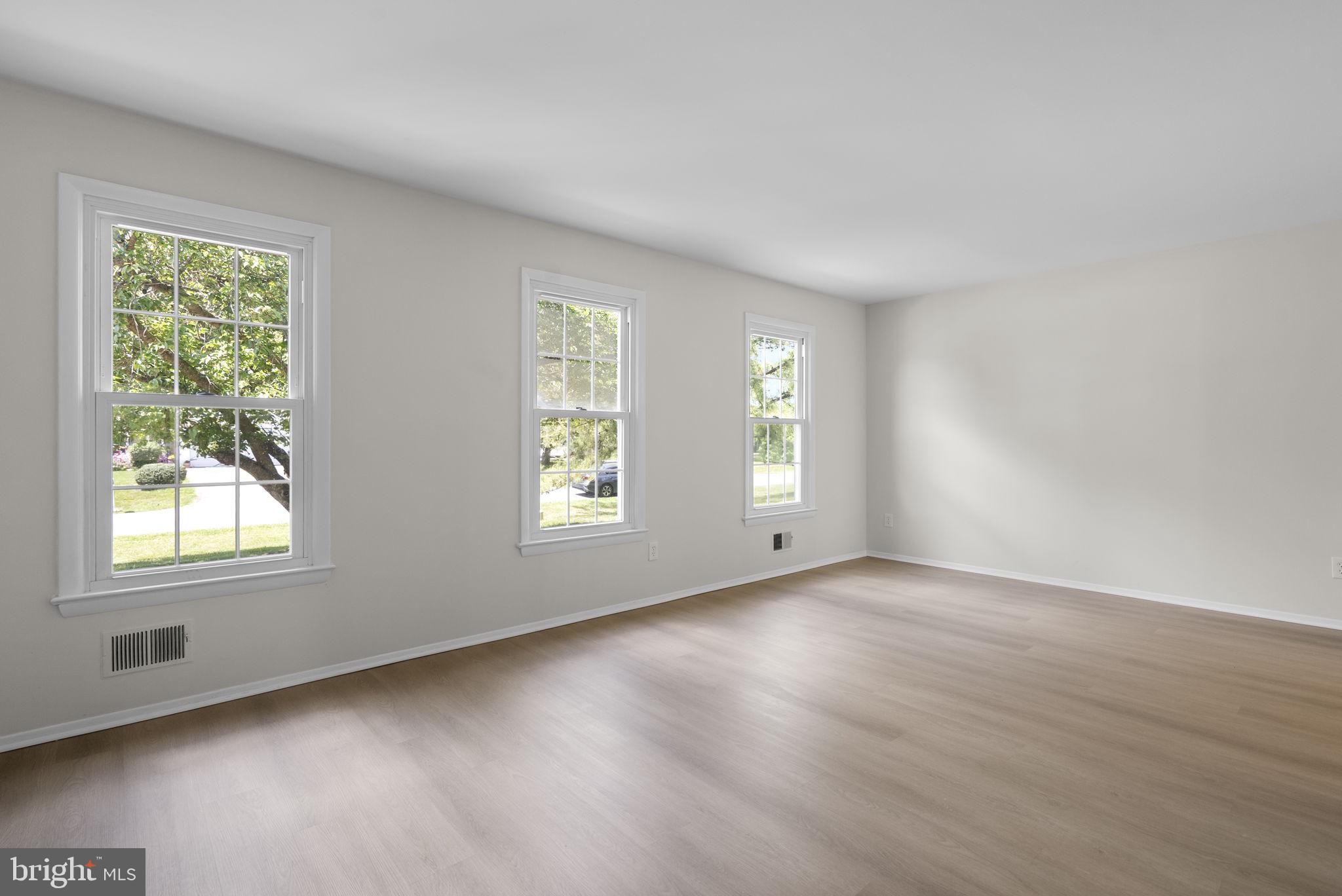 17109 Oxley Farm Road Poolesville, MD 20837 - Photo 4 of 43 Living room