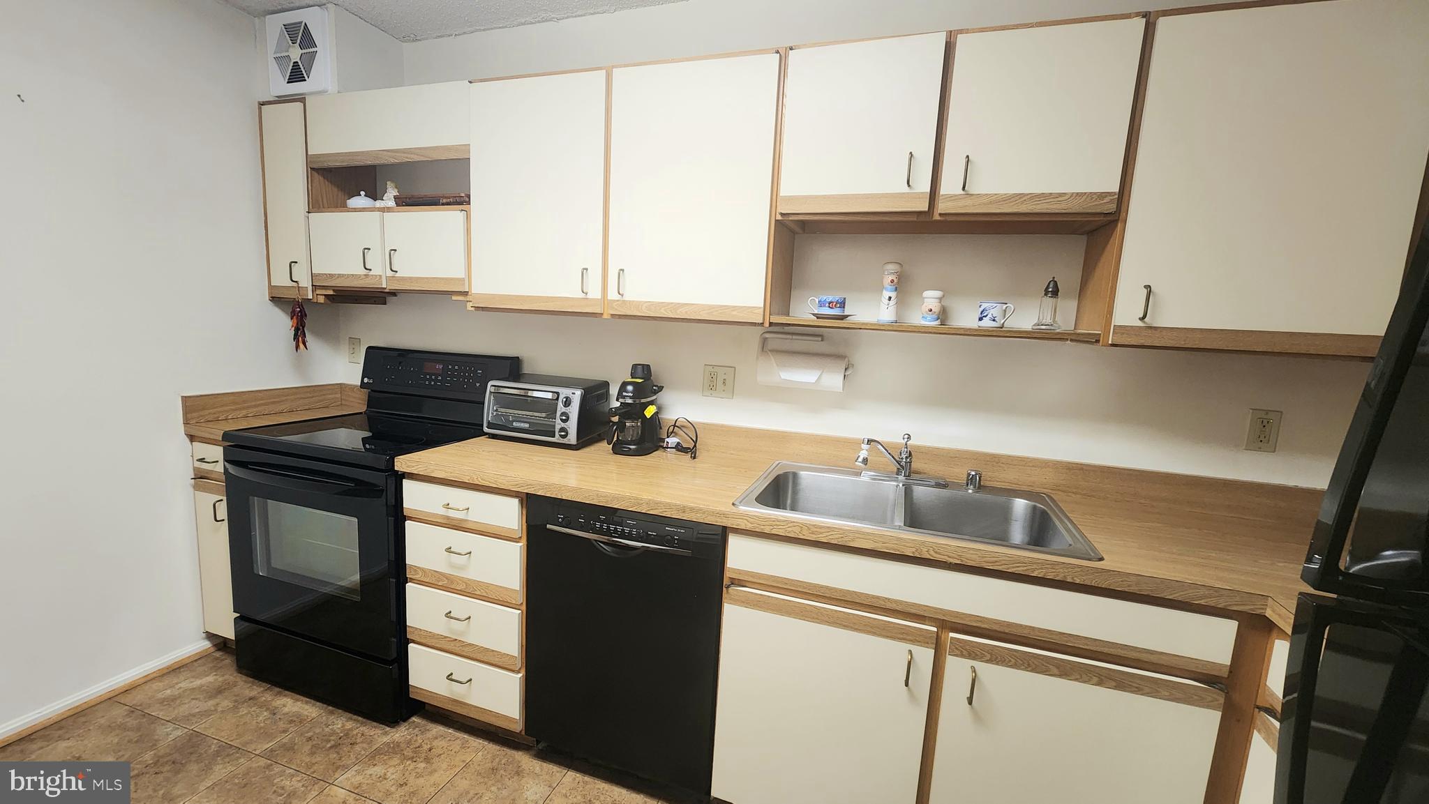 15101 Interlachen Drive, Unit 1315 Silver Spring, MD 20906 - Photo 14 of 37 Kitchen