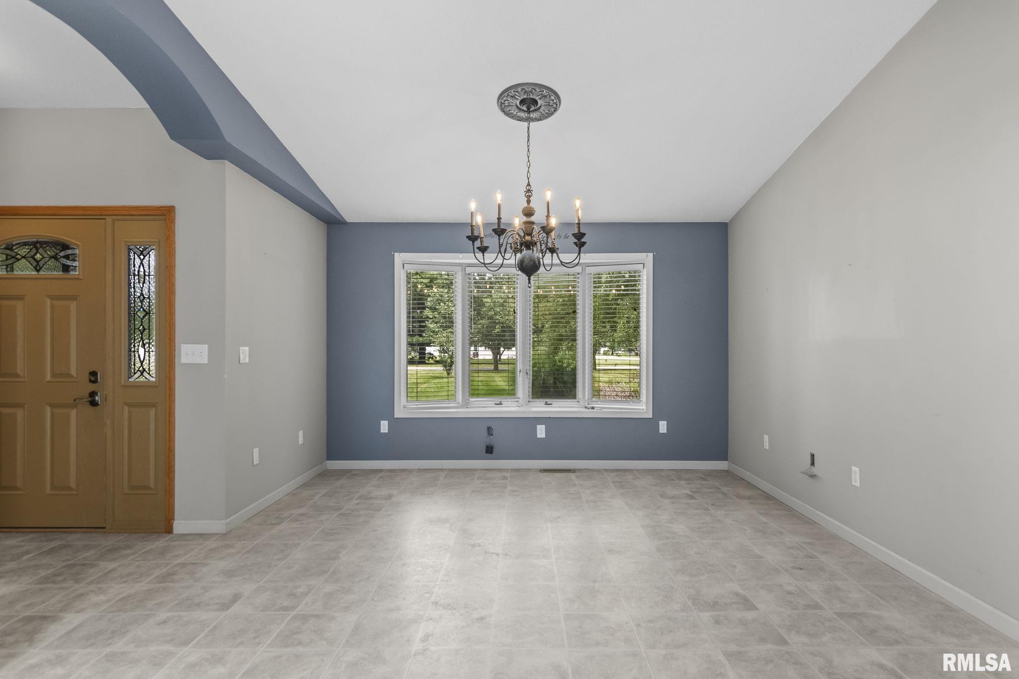 6454 Camino De Burlon Road Rochester, IL 62563 - Photo 11 of 38