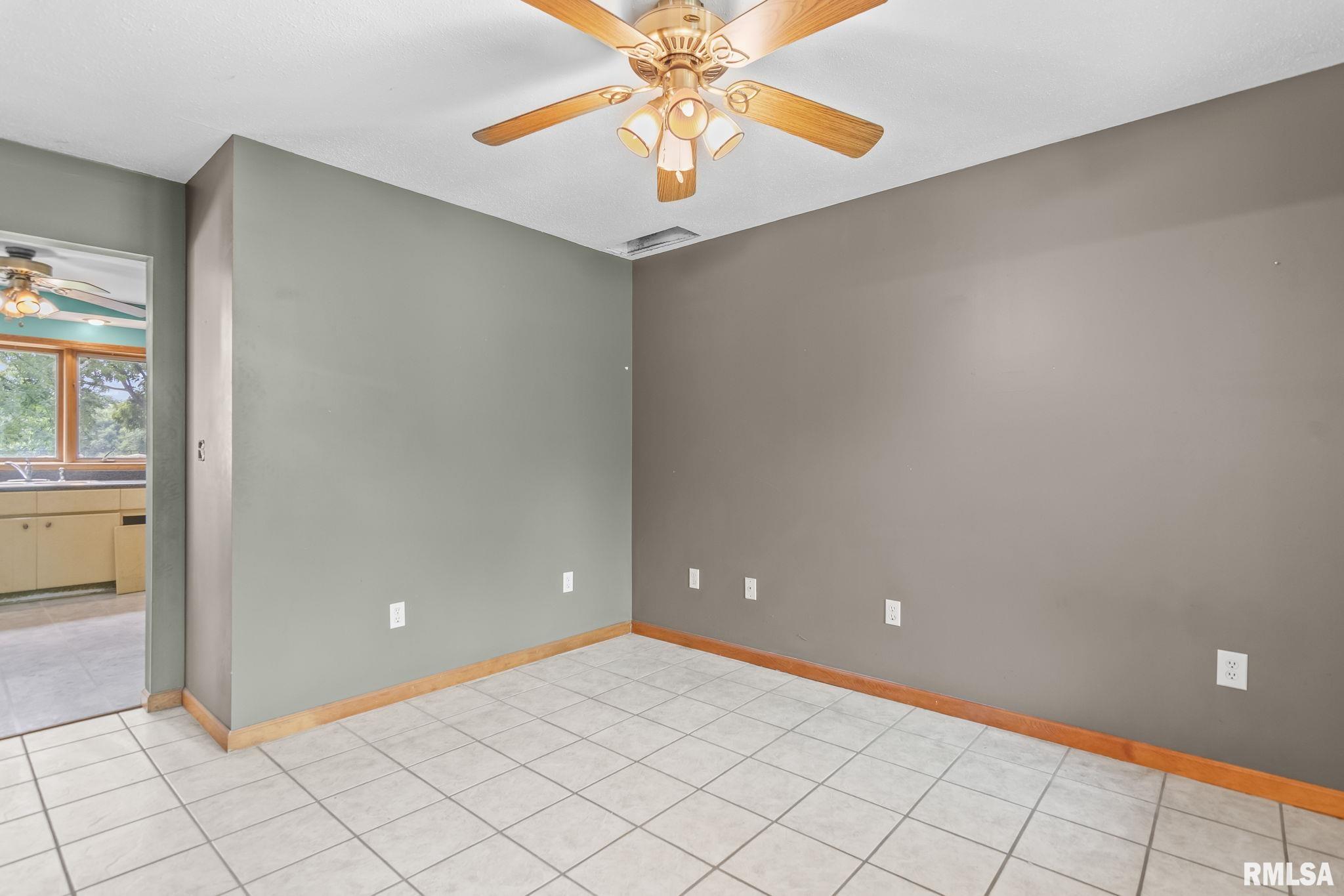 6454 Camino De Burlon Road Rochester, IL 62563 - Photo 23 of 38