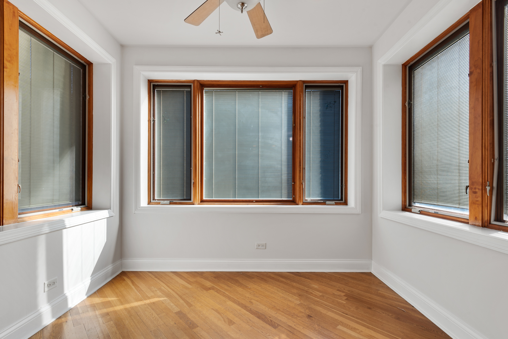 7010 South Clyde Avenue, Unit 3N Chicago, IL 60649 - Photo 19 of 19 an empty room with a window