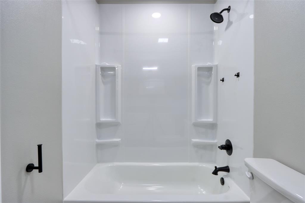 111 Kay Drive Robinson, TX 76706 - Photo 26 of 40 a bathroom with a bathtub