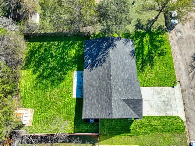 a view of yard with green space