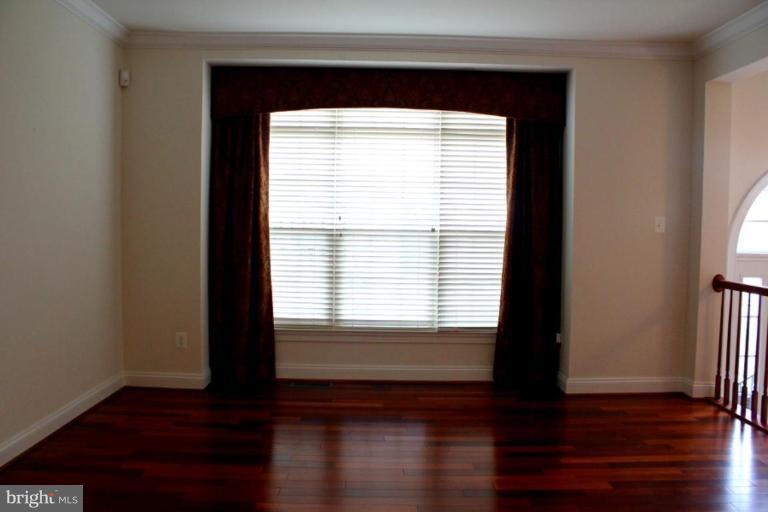 12236 Cypress Spring Road Clarksburg, MD 20871 - Photo 5 of 21 Living Room