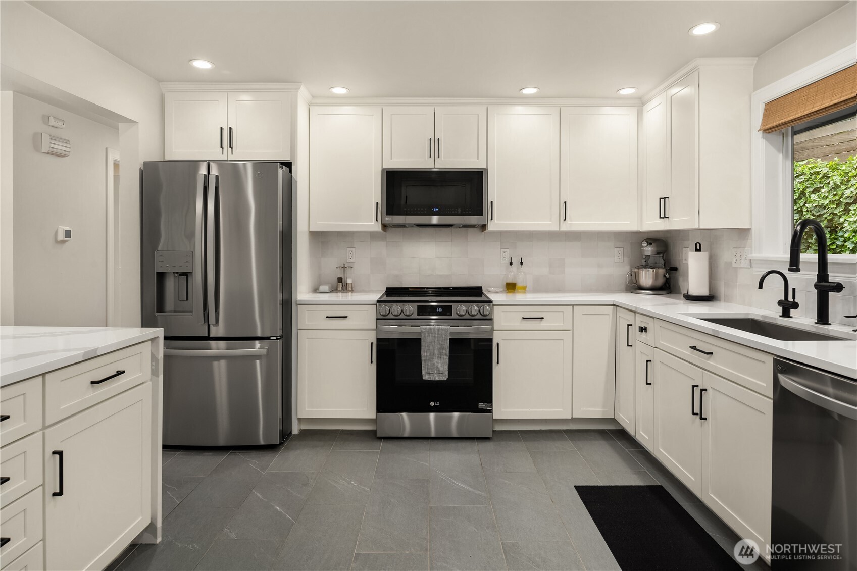 717 West Cremona Street Seattle, WA 98119 - Photo 14 of 30