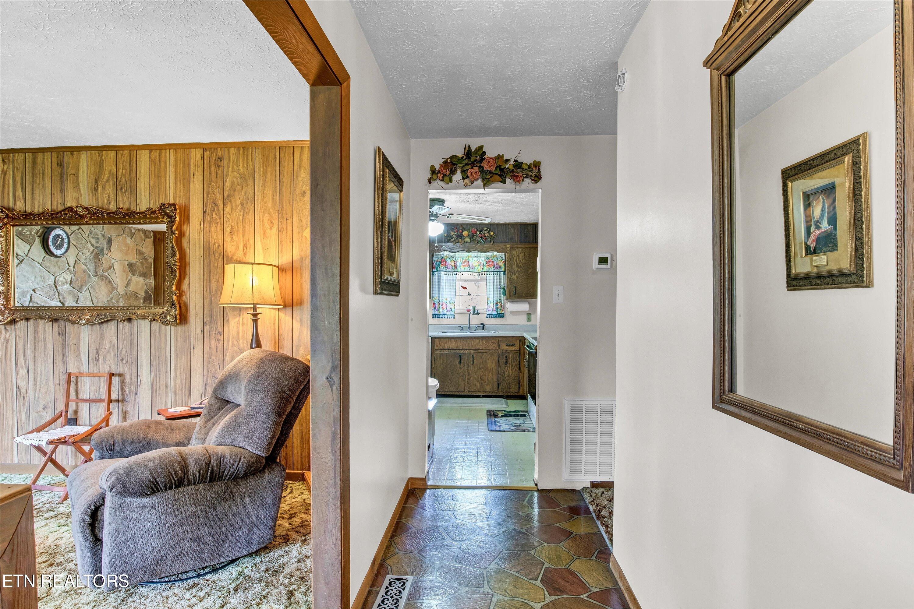 111 Shaw Road Clinton, TN 37716 - Photo 8 of 28 Entry