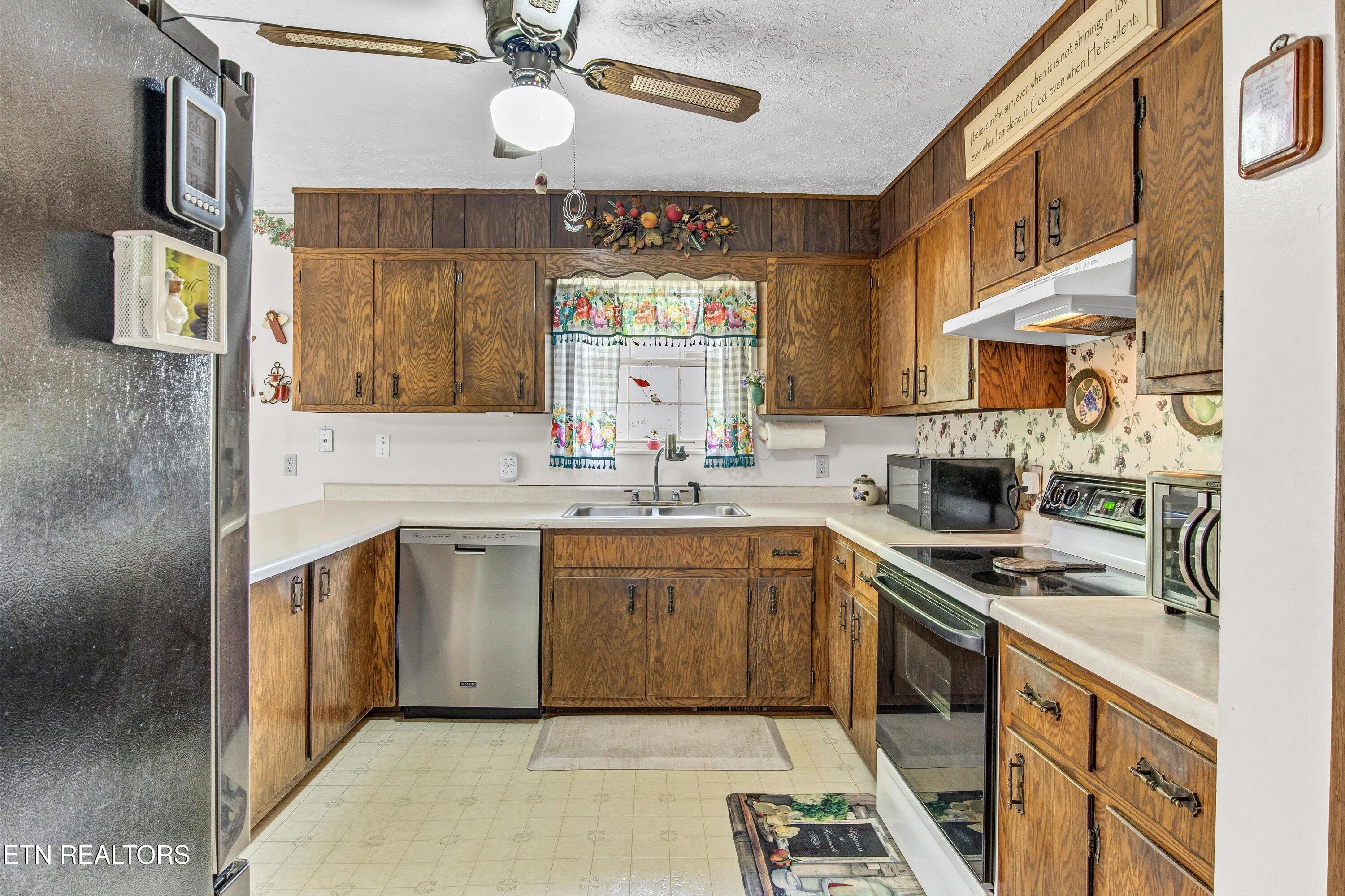 111 Shaw Road Clinton, TN 37716 - Photo 9 of 28 Kitchen
