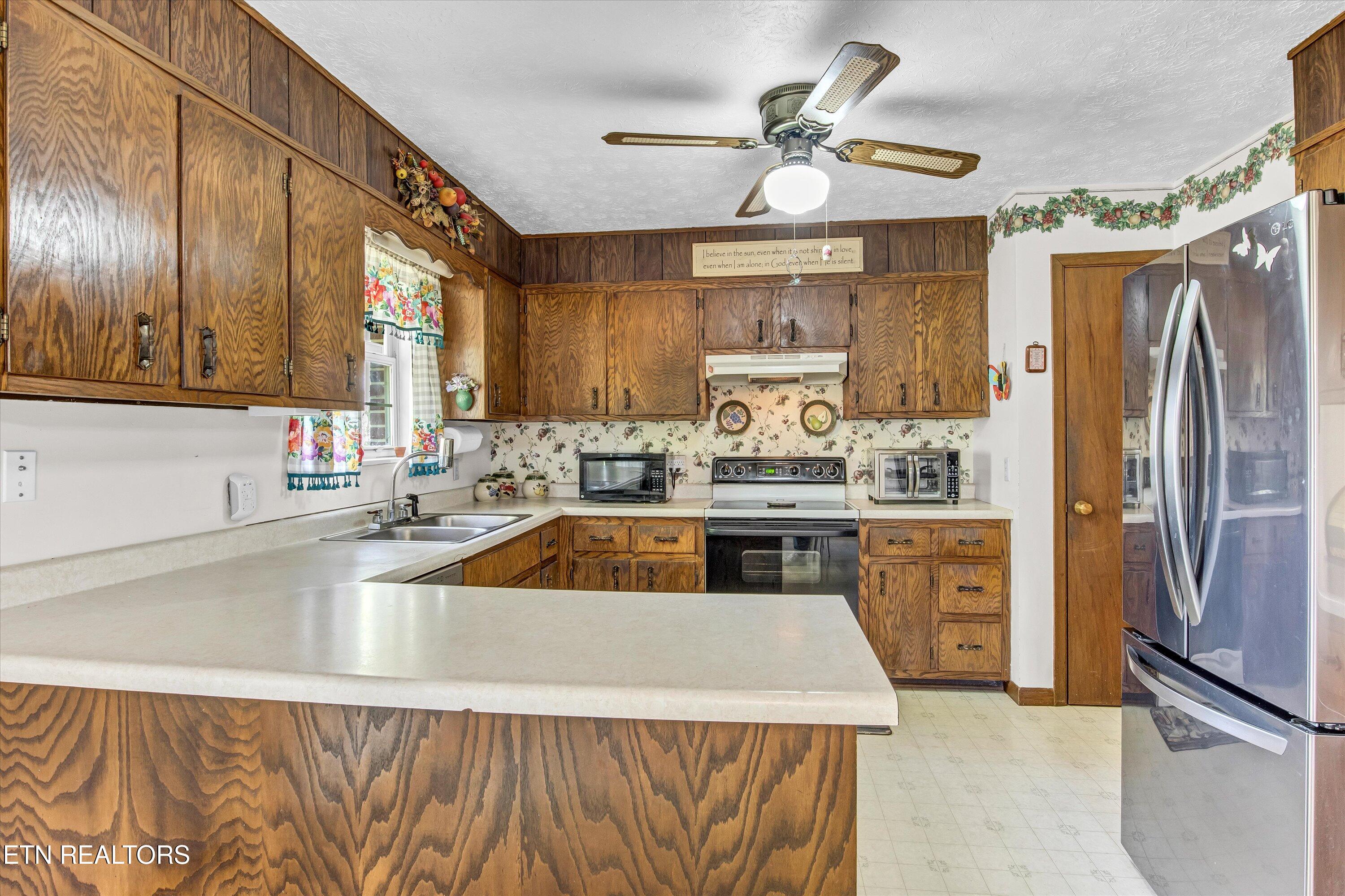 111 Shaw Road Clinton, TN 37716 - Photo 10 of 28 Kitchen