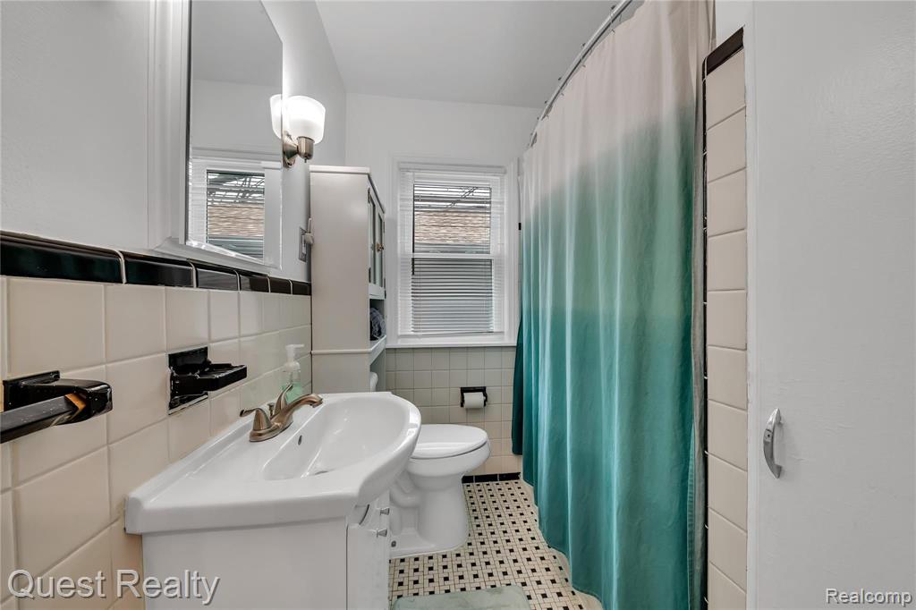 1974 Hampton Road Grosse Pointe Woods, MI 48236 - Photo 16 of 28
