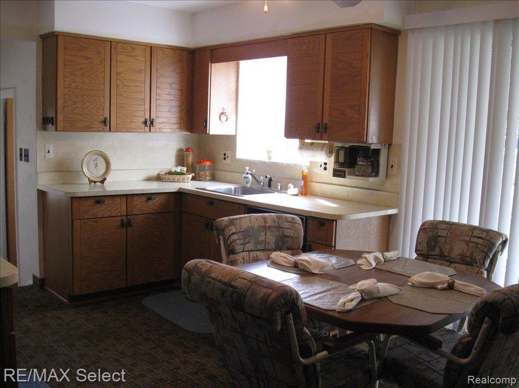 13324 Common Road Warren, MI 48088 - Photo 5 of 9 Kitchen/ All applainces!