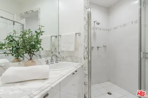 $1,199,000 | 435 Arnaz Drive, Unit 304, Los Angeles, CA 90048