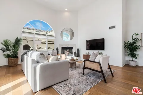 $1,199,000 | 435 Arnaz Drive, Unit 304, Los Angeles, CA 90048