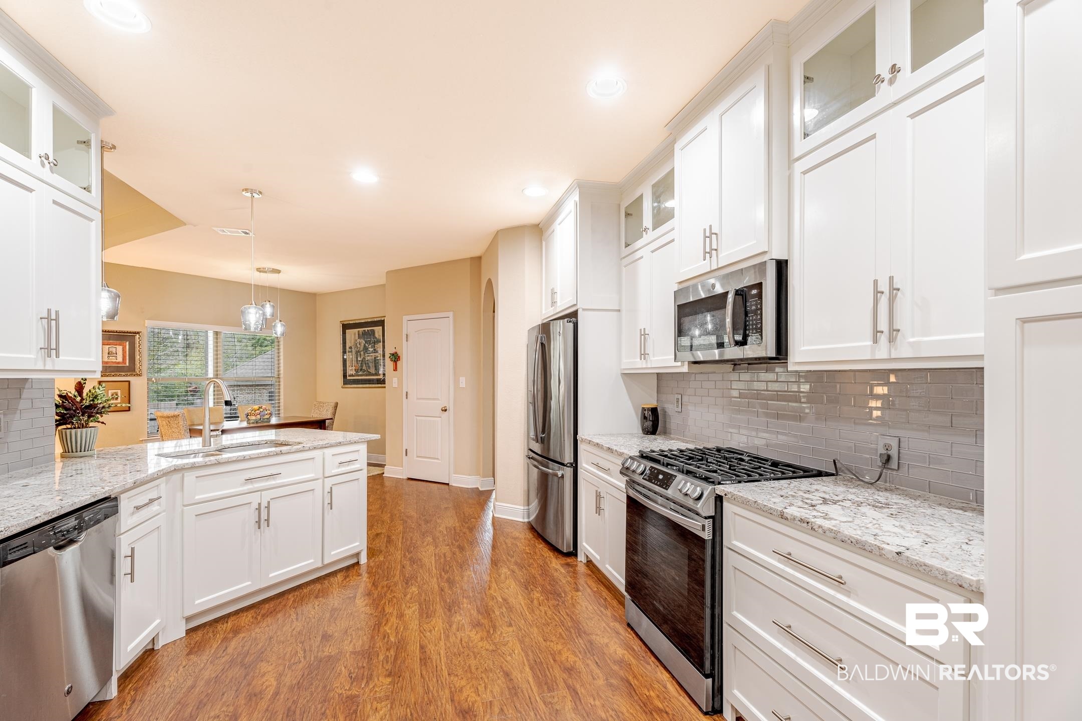 21482 Roundhouse Road Fairhope, AL 36532 - Photo 15 of 26 Gas Stove / Cabinets
