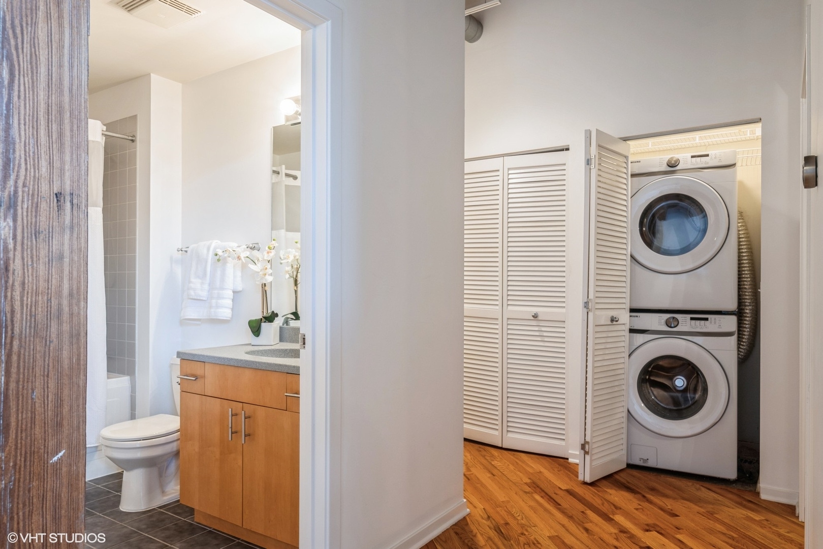 1040 West Adams Street, Unit 442 Chicago, IL 60607 - Photo 21 of 23 a view of a bedroom with washer and dryer