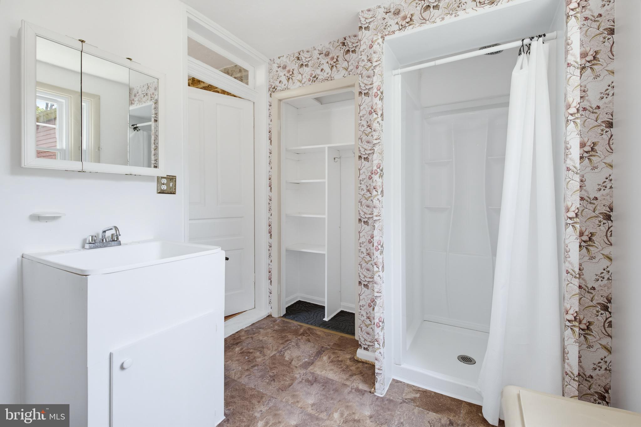 728 Academy Road York, PA 17406 - Photo 17 of 77 1st Floor Full Bathroom