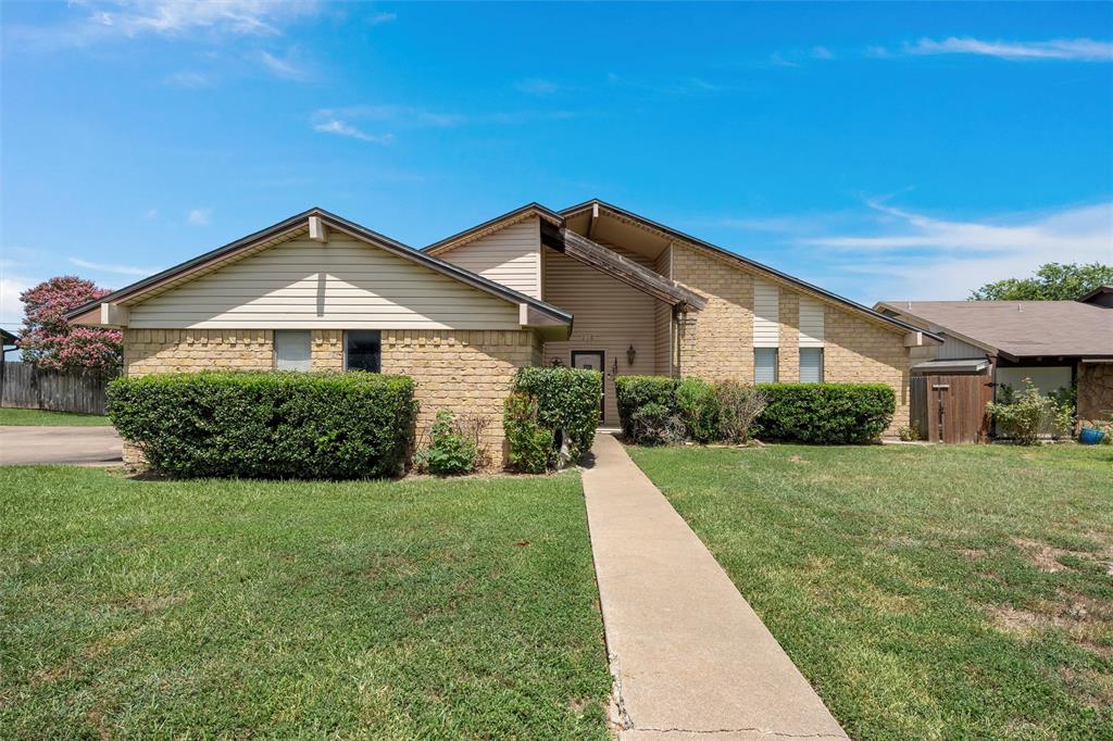 116 Boleman Drive Hewitt, TX 76643 - Photo 3 of 38 Mid-century inspired home with a front yard and brick siding