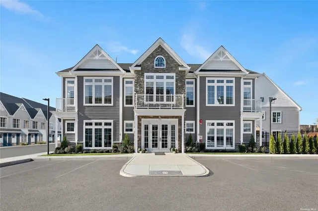$720,000 | 510 Emanuel Way, Unit C2, East Meadow, NY 11554