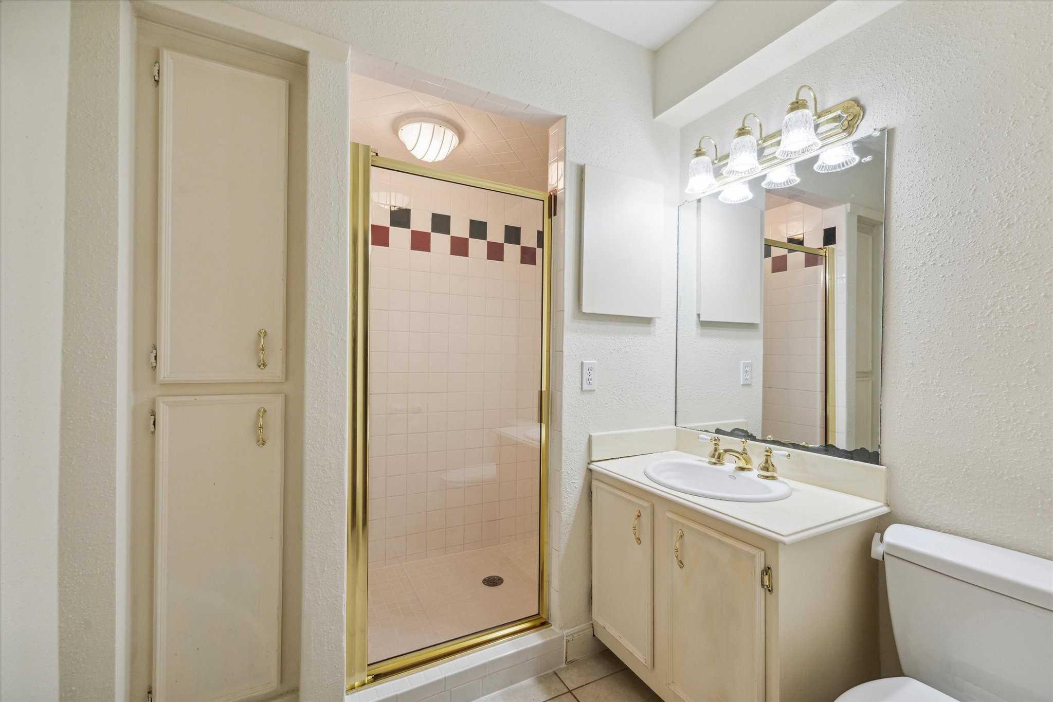 4040 San Felipe Street, Unit 135 Houston, TX 77027 - Photo 14 of 17 a bathroom with a sink vanity and mirror