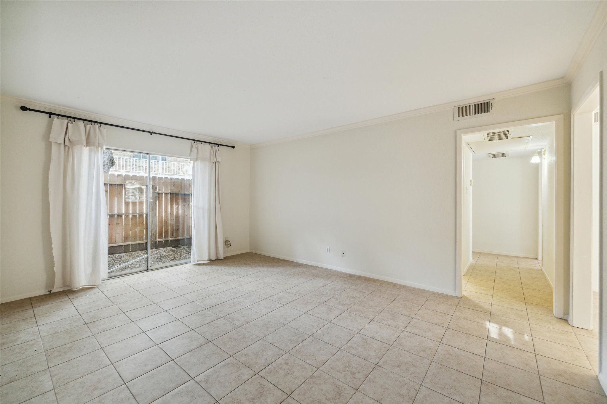 4040 San Felipe Street, Unit 135 Houston, TX 77027 - Photo 6 of 17 a view of an empty room with window