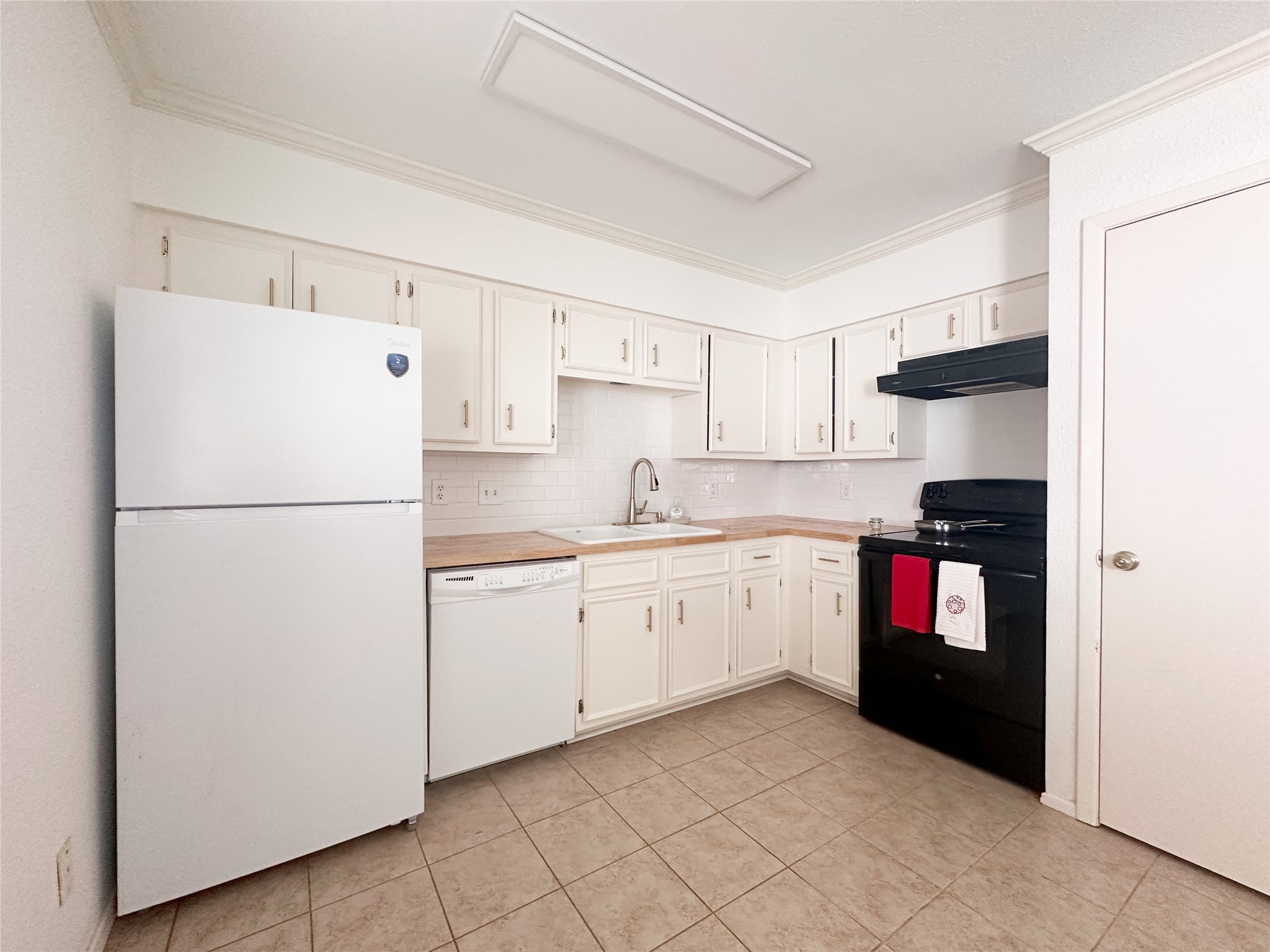 4040 San Felipe Street, Unit 135 Houston, TX 77027 - Photo 7 of 17 a kitchen with a refrigerator and a stove top oven