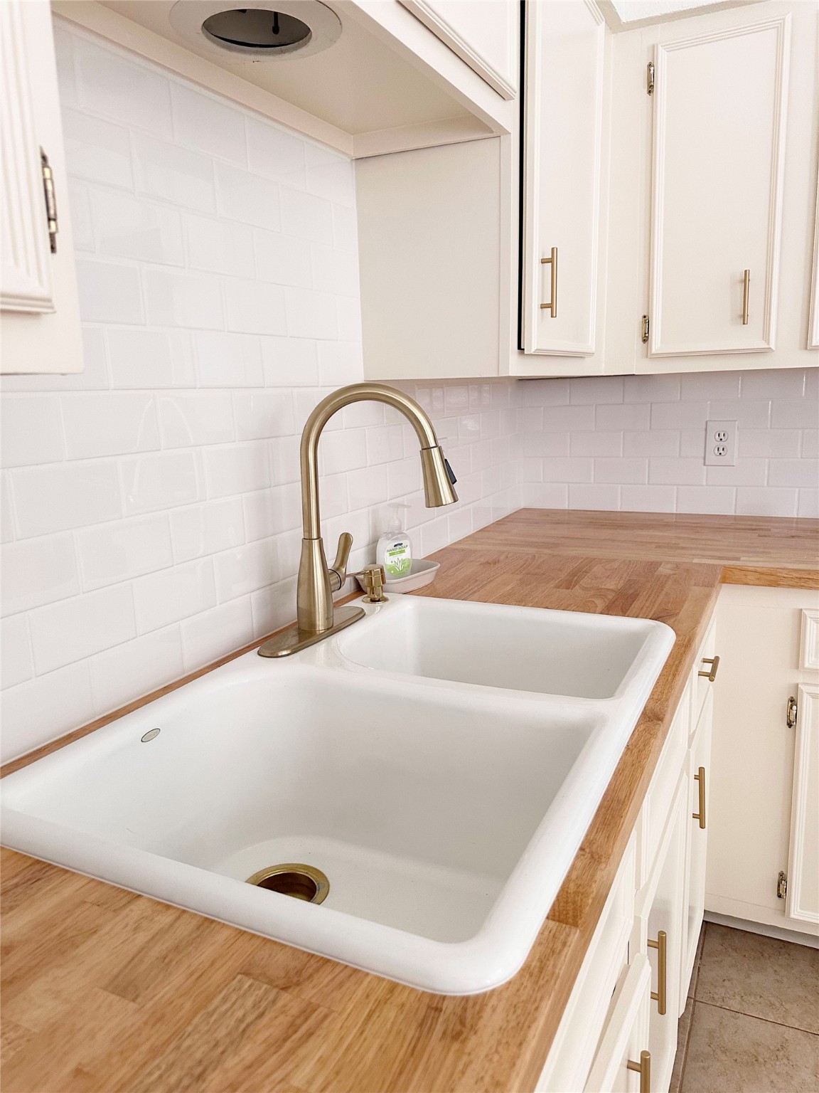 4040 San Felipe Street, Unit 135 Houston, TX 77027 - Photo 8 of 17 a close view of sink