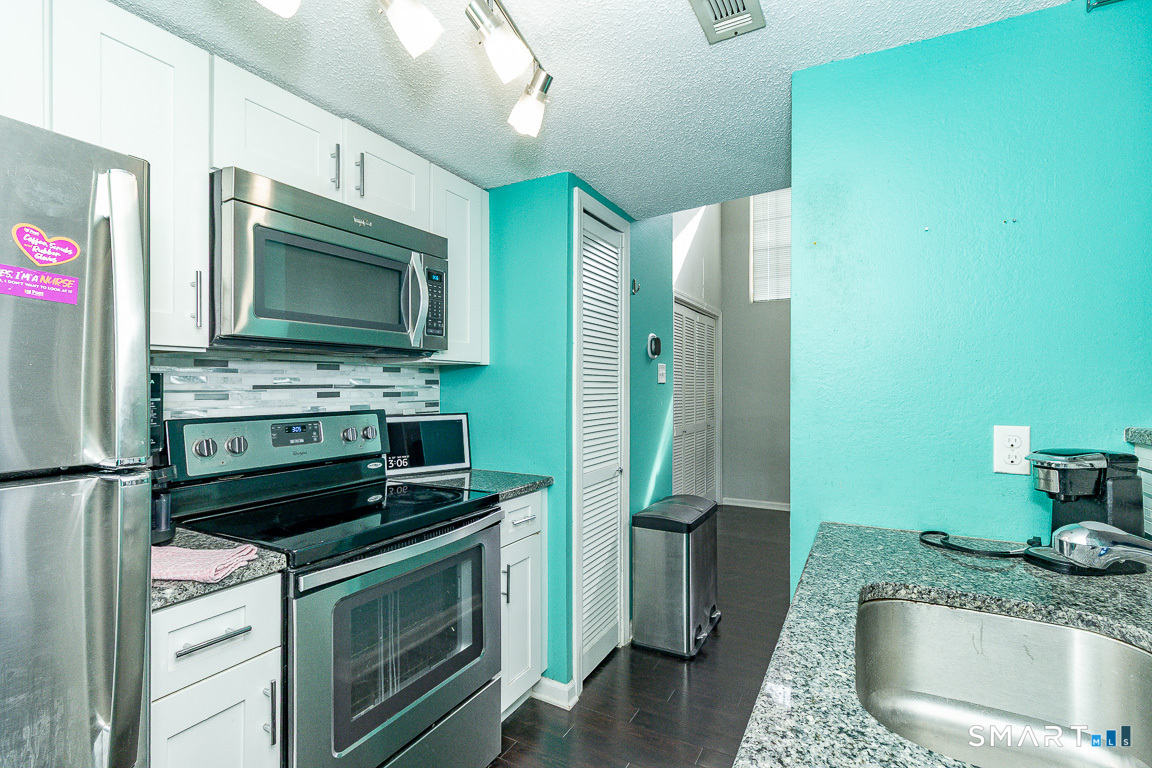 159 Carriage Crossing Lane, Unit 159 Middletown, CT 06457 - Photo 8 of 31 Newer appliances