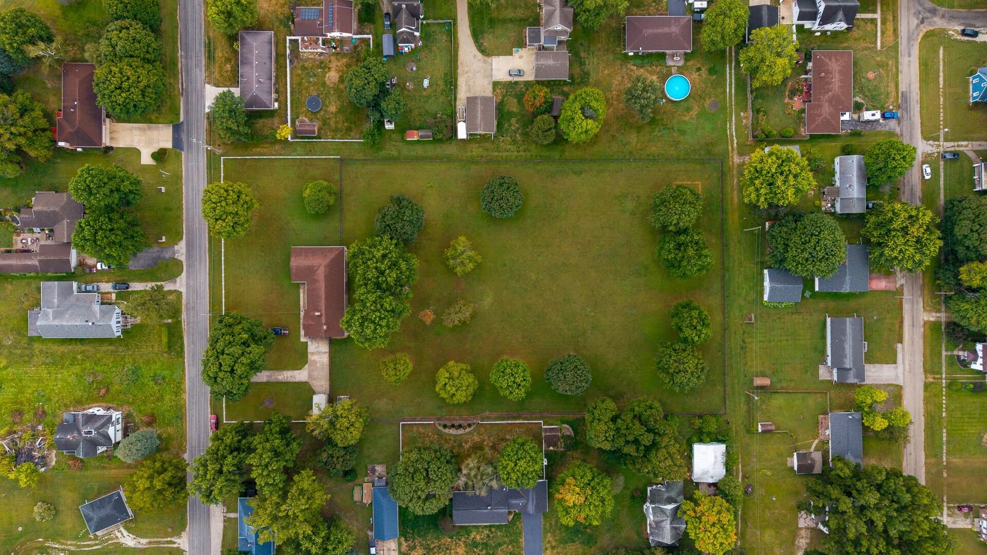 305 North Henderson Road Alexis, IL 61412 - Photo 2 of 31 view of a city