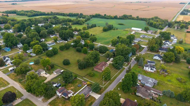 $325,000 | 305 North Henderson Road, Alexis, IL 61412