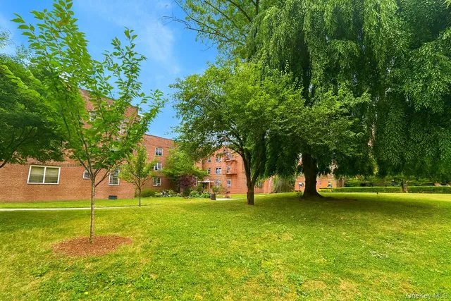 $359,000 | 147-37 38th Avenue, Unit C61 | Murray Hill - Flushing