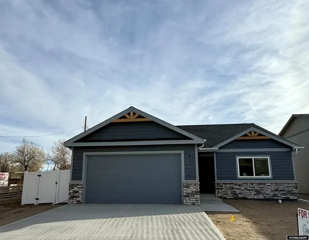 $388,500 | 813 South 6th Avenue, Mills, WY 82644