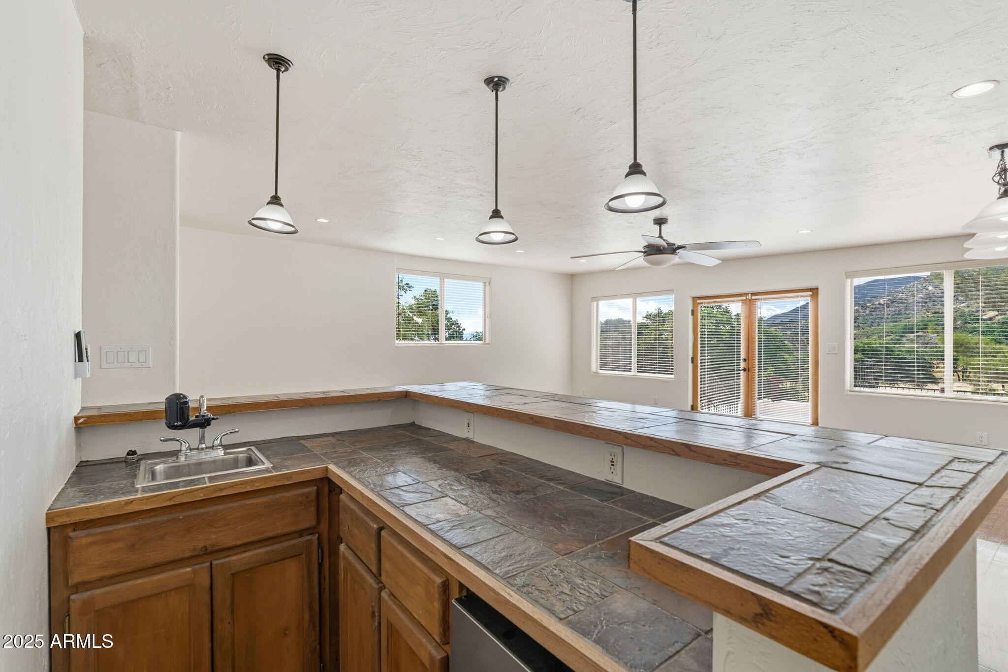 4339 East Wickersham Road Hereford, AZ 85615 - Photo 38 of 51 Wet bar