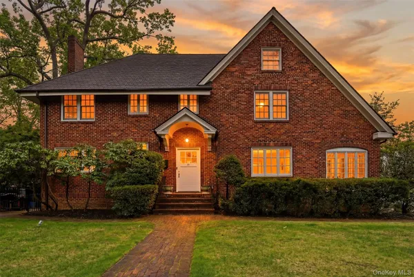 $1,550,000 | 12 Little John Place, White Plains, NY 10605