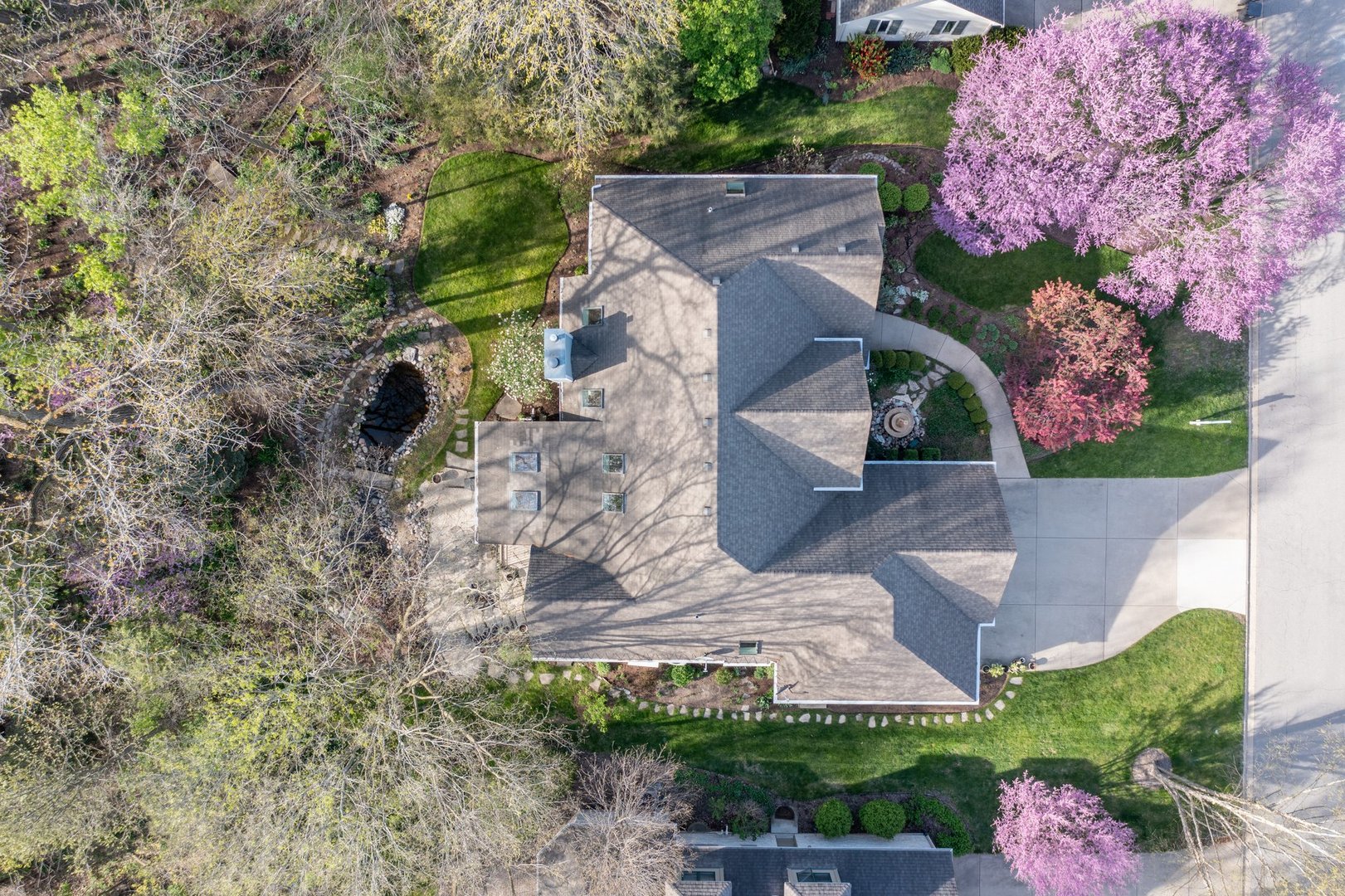 35 Walnut Circle Sugar Grove, IL 60554 - Photo 36 of 42 an aerial view of a house with a yard