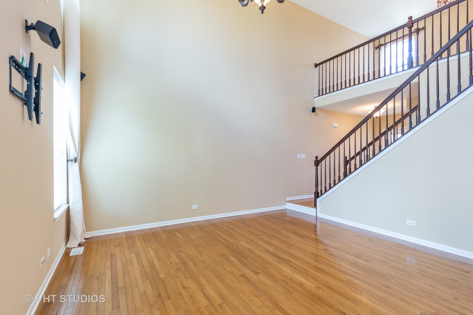 973 Oak Ridge Boulevard, Unit 973 Elgin, IL 60120 - Photo 3 of 18 a view of an entryway with wooden floor