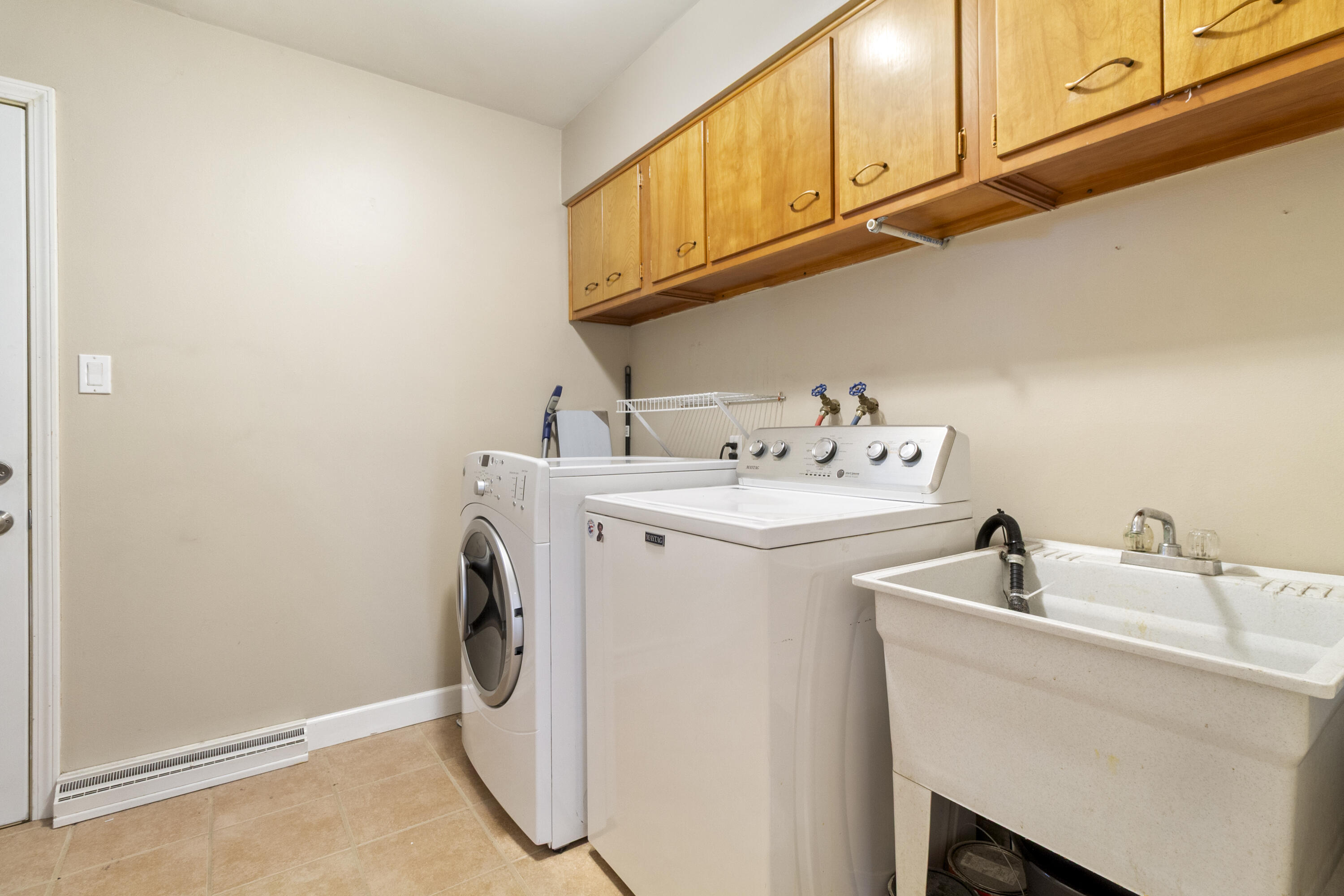 407 East Elizabeth Drive Crown Point, IN 46307 - Photo 16 of 24 a utility room with sink dryer and washer