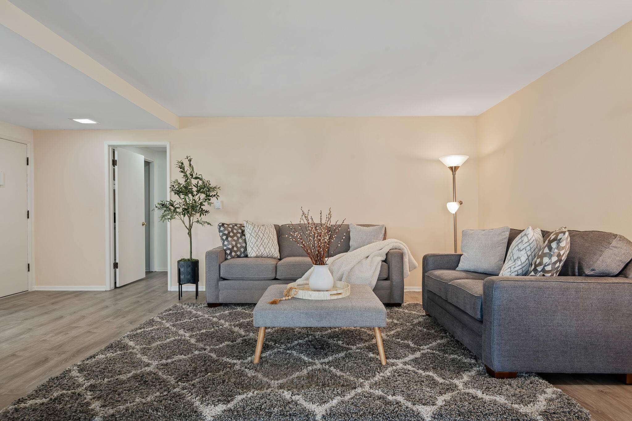 5820 Encina Road, Unit 1 Goleta, CA 93117 - Photo 13 of 38 13-Living Room