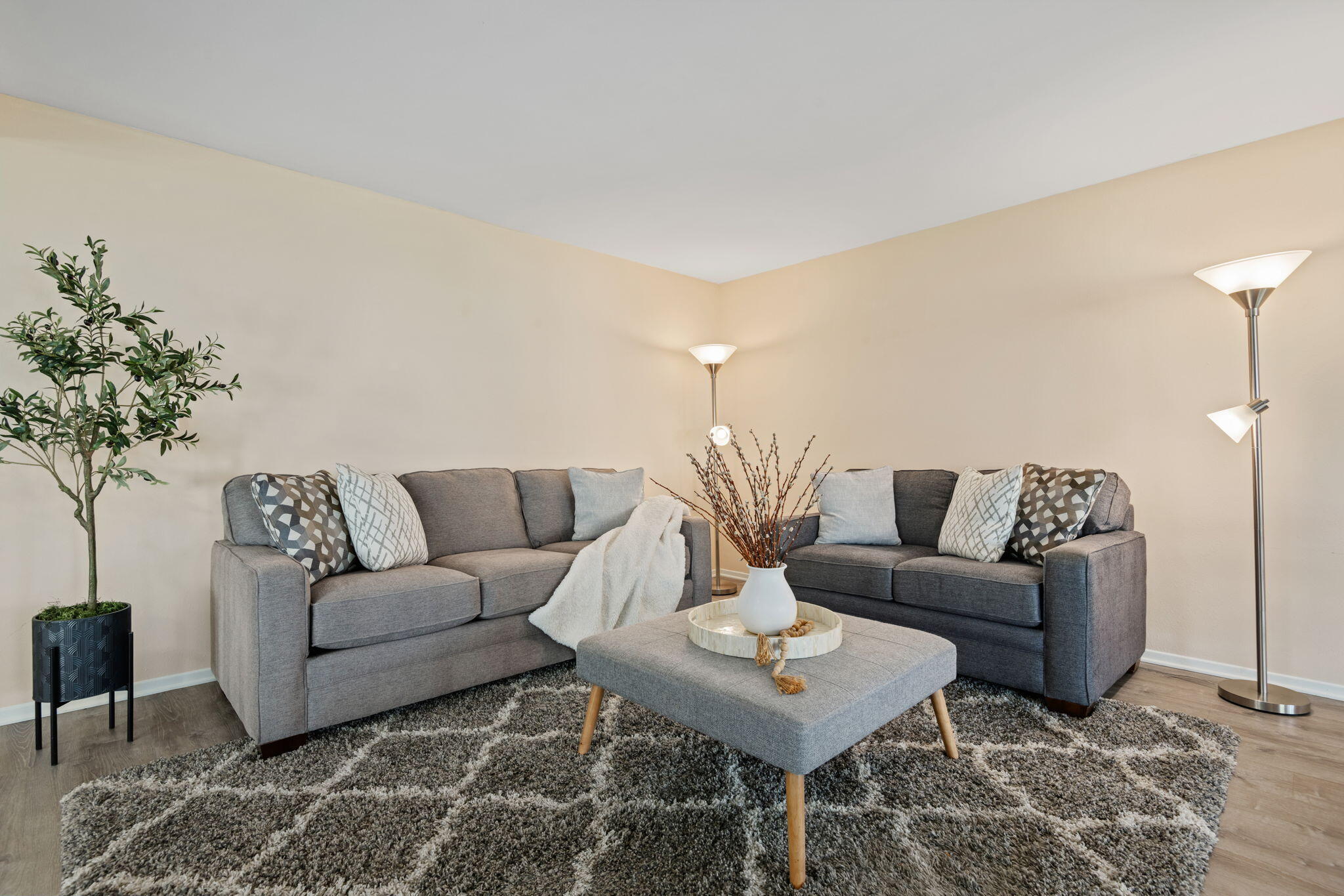 5820 Encina Road, Unit 1 Goleta, CA 93117 - Photo 14 of 38 14-Living Room