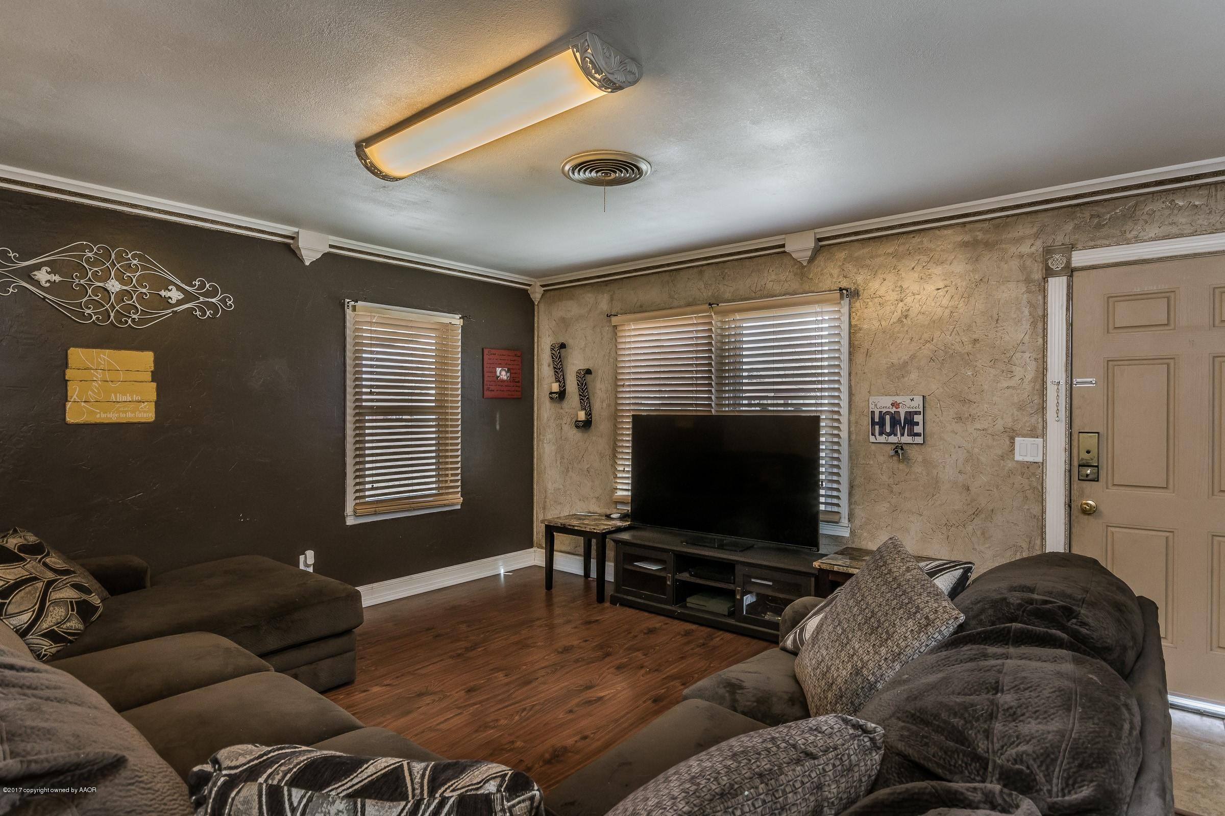 4308 Crockett Street Amarillo, TX 79110 - Photo 3 of 18 004_Living Room_-2