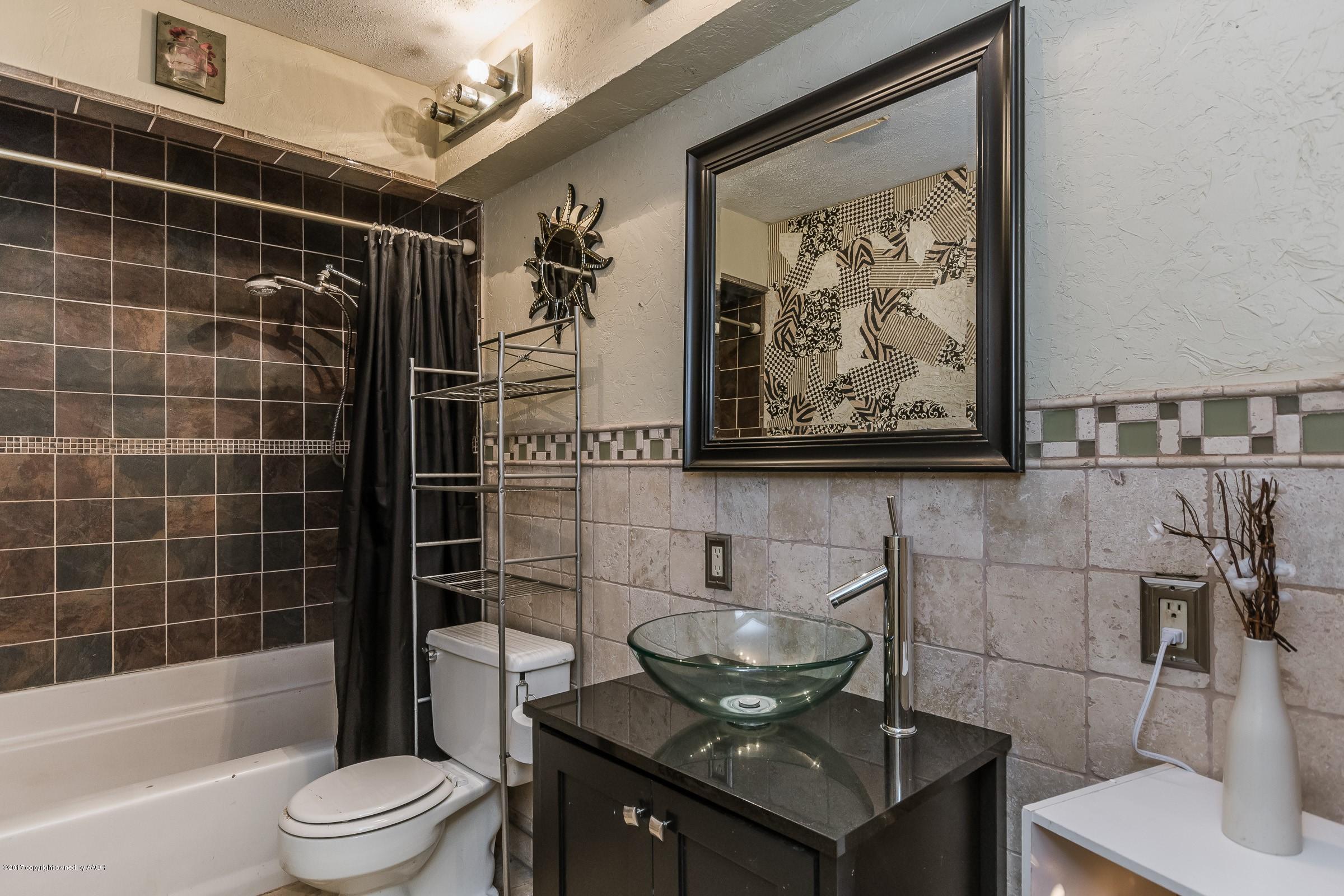 4308 Crockett Street Amarillo, TX 79110 - Photo 4 of 18 010_Hall Bathroom_