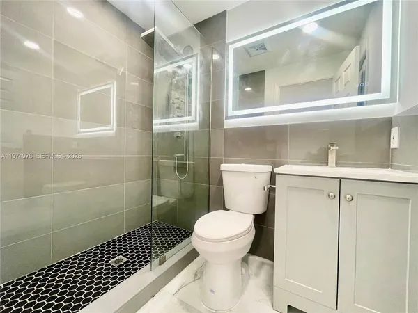 $5,695 | 1649 Northeast 8th Avenue, Fort Lauderdale, FL 33305