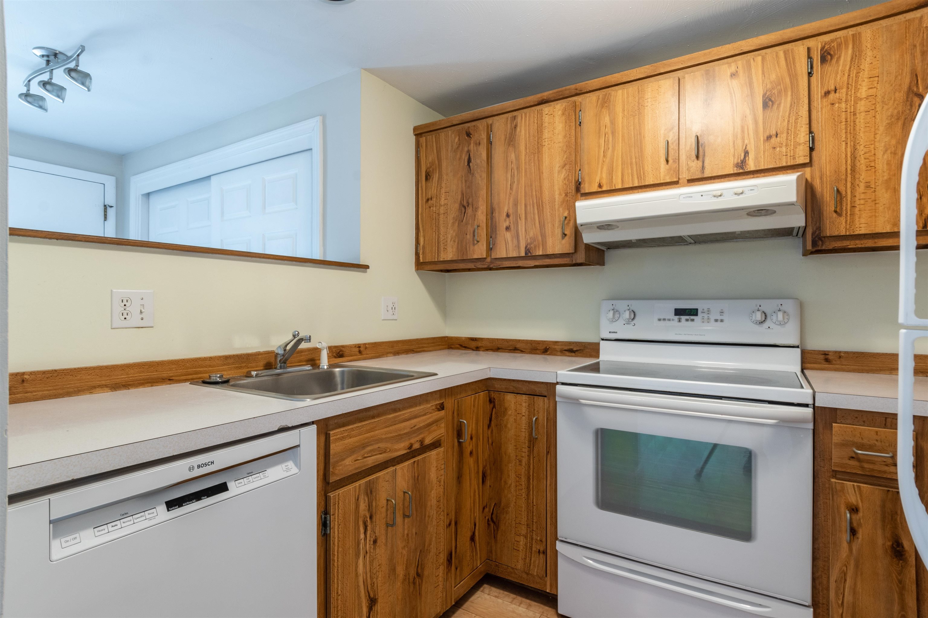 21 Spring Cove Road, Unit 153 Nashua, NH 03062 - Photo 4 of 27
