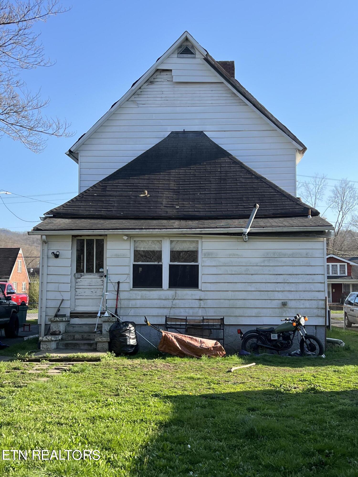 306 Exeter Avenue Middlesboro, KY 40965 - Photo 2 of 16 IMG_3705